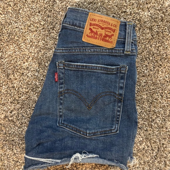 Distressed Levi’s Shorts 👖💗 - Picture 4 of 5